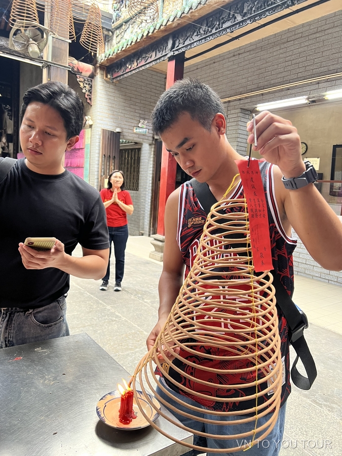 Thien Hau Pagoda: The Heart of Chinatown - Gallery Image 5